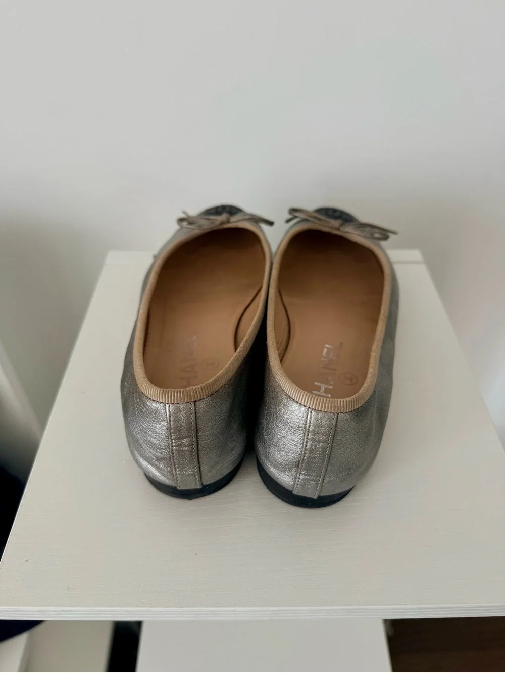 CHANEL Metallic Silver Leather Ballet Flats size 5.5/6 (orig $1250)